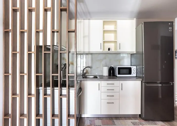 Sunny Retro Apartment Near Centre