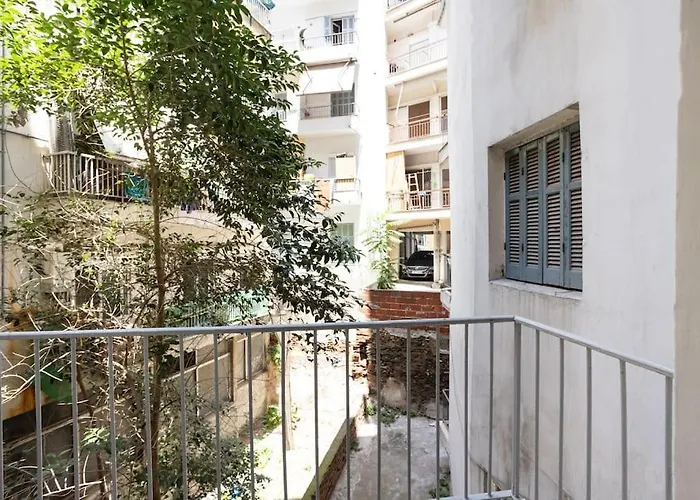 Sunny Retro Apartment Near Centre