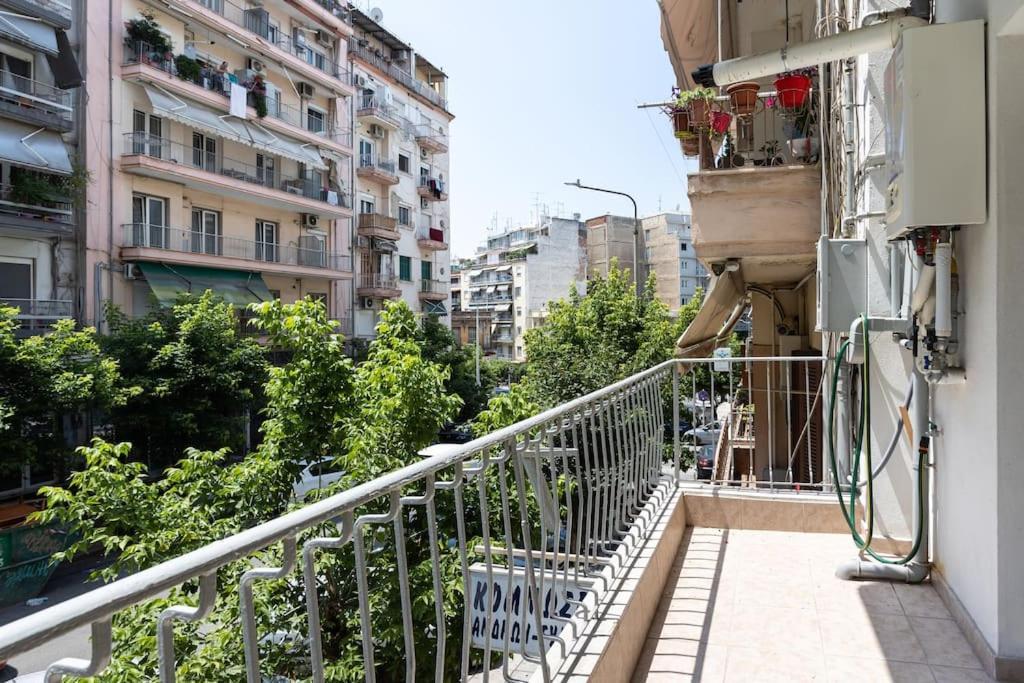 Sunny Retro Near Centre Apartment Thessaloniki